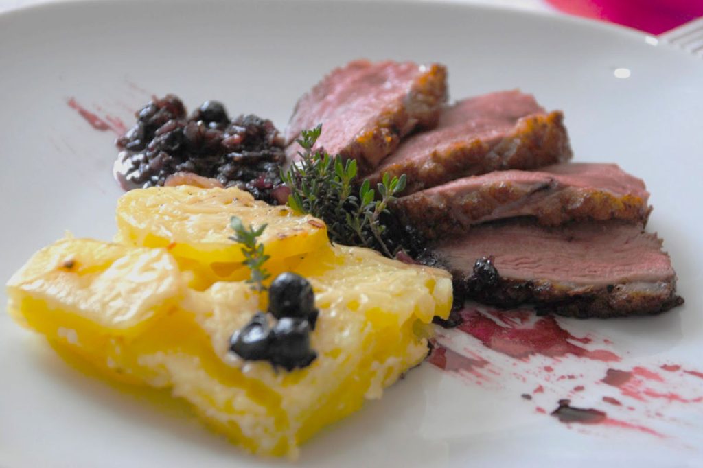 Peito de pato com batata gratinada (pomme dauphinoise)