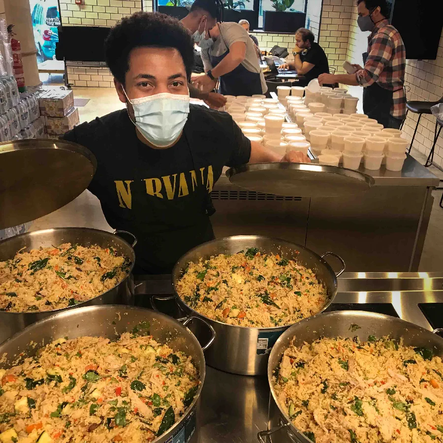 voluntario a cozinhar para doar refeicoes