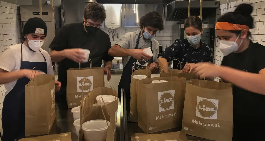 voluntarios a embalar comida para hospitais